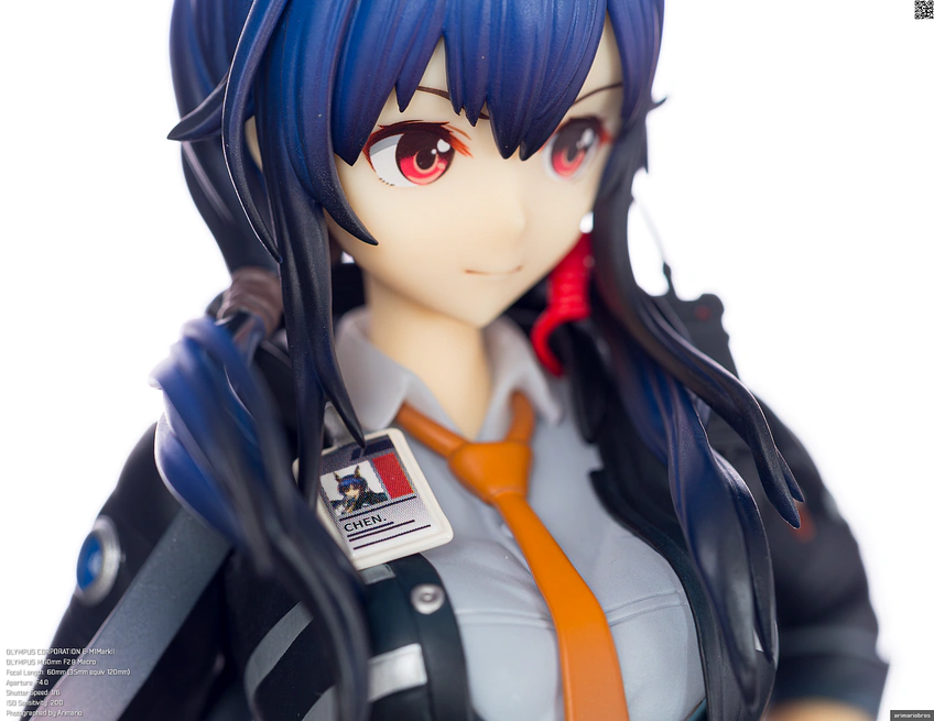 フィギュア「アークナイツ チェン」のアクセサリーアップ画像（バッジ）